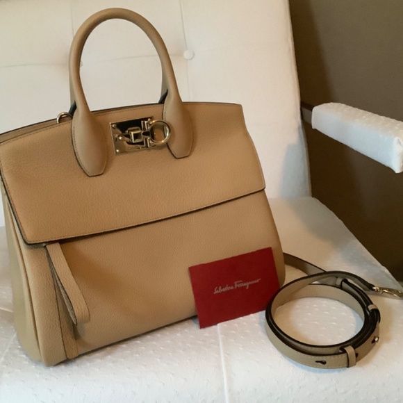 Salvatore Ferragamo Médium Studio Top Handle Bag - Picture 5 of 16